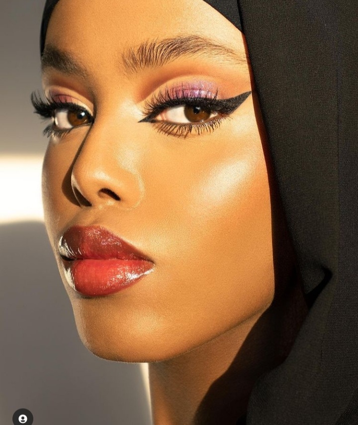 9 Potret cantiknya Khadija Omar, kontestan Miss World berhijab pertama