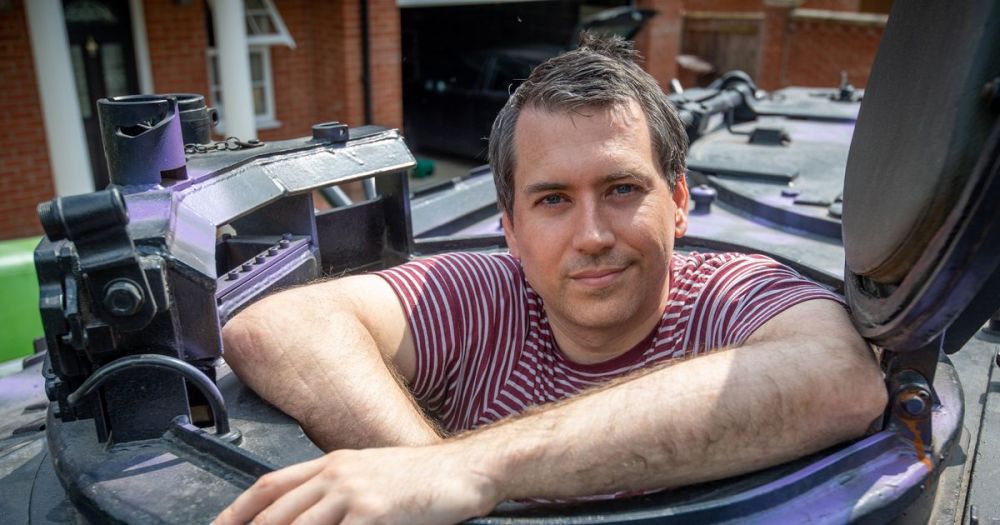 Unik banget, pria ini beli tank Rp382 juta untuk diubah jadi taksi