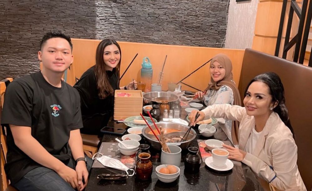 Potret kedekatan 9 penyanyi dan anak sambung, Cupi Cupita curi atensi