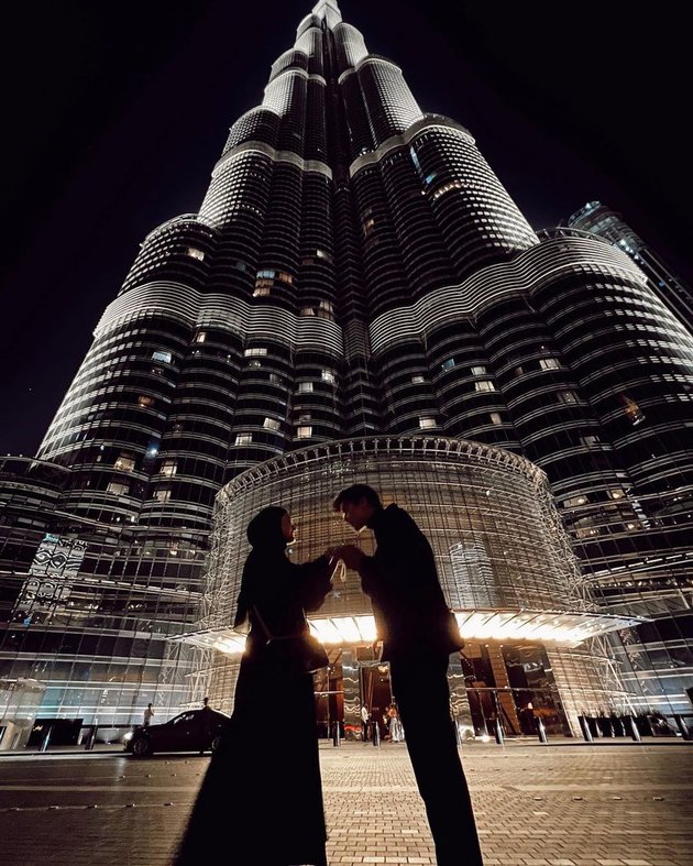 7 Potret dinner romantis Dinda Hauw dan Rey Mbayang di Burj Khalifa