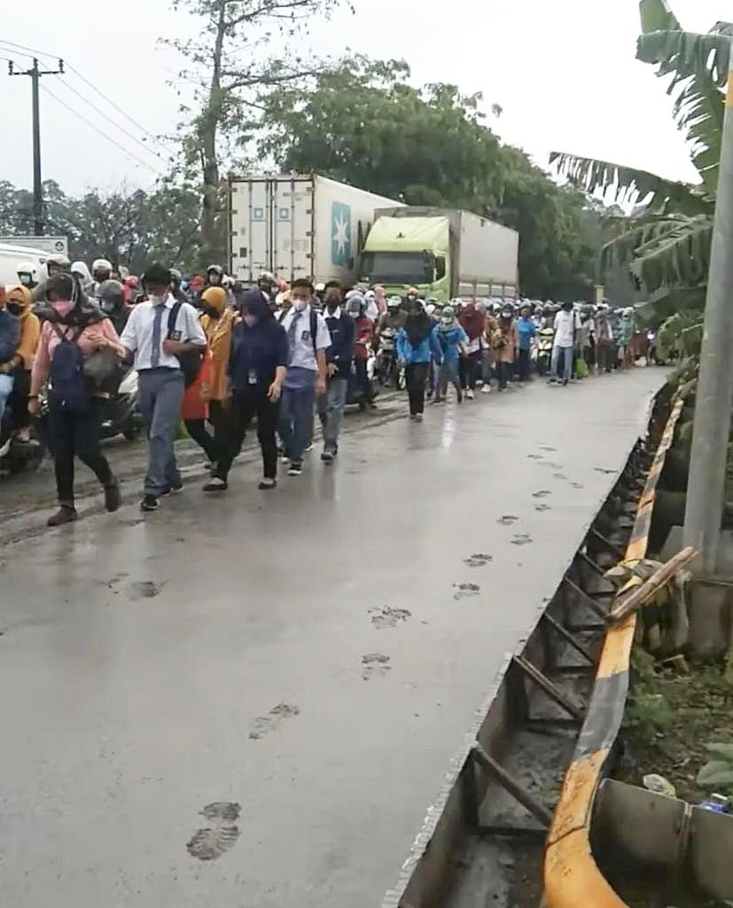 11 Momen lucu asal terobos ini bikin auto ngelus dada