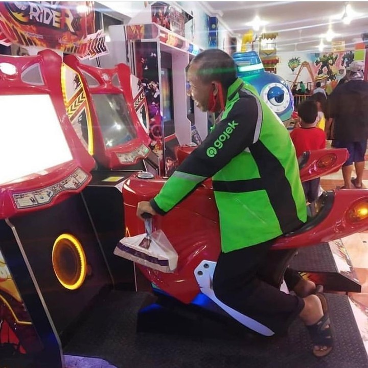 11 Momen lucu driver ojek online main bareng, santai banget nih