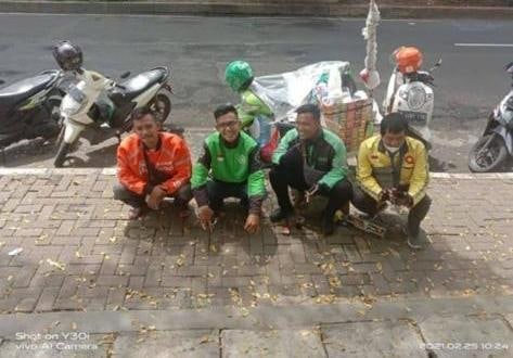 11 Momen lucu driver ojek online main bareng, santai banget nih