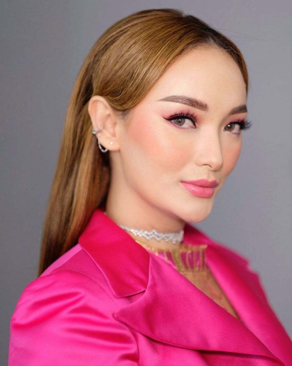7 Gaya Zaskia Gotik di Anugerah Dangdut Indonesia, dandan bak Barbie