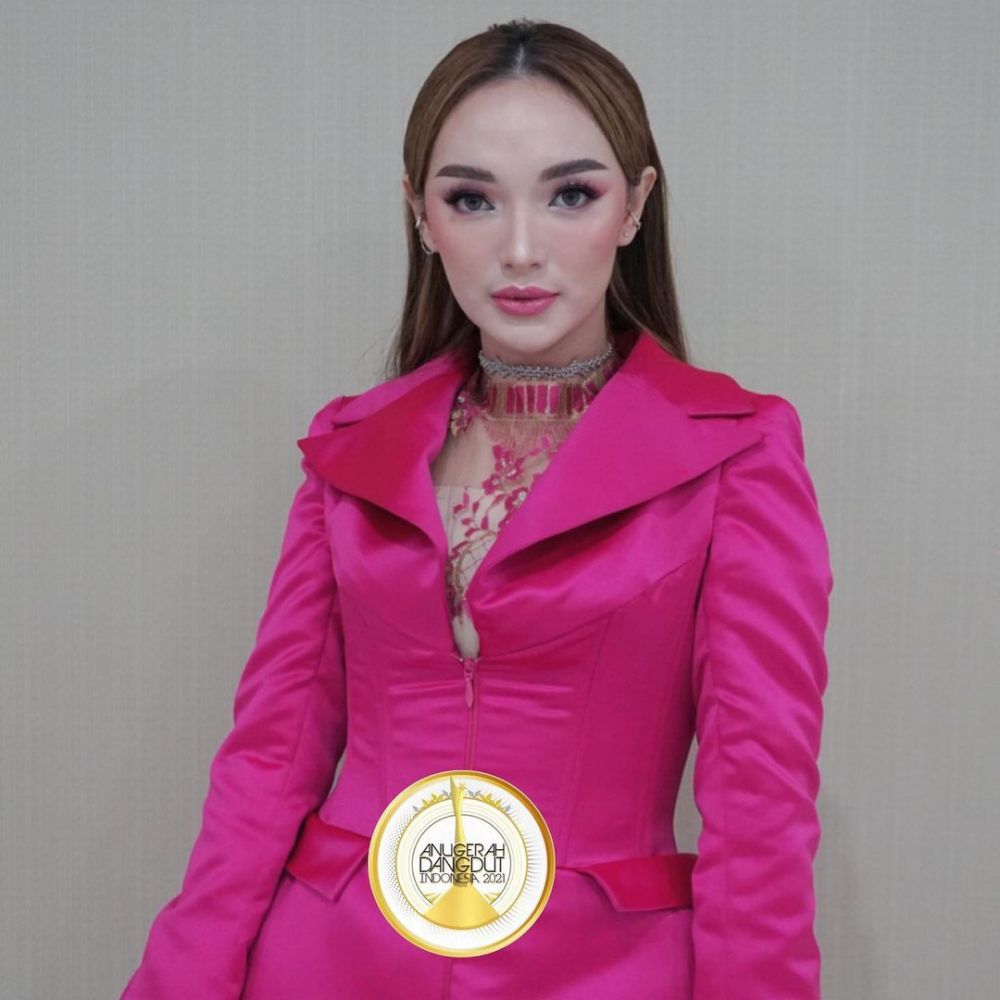 7 Gaya Zaskia Gotik di Anugerah Dangdut Indonesia, dandan bak Barbie