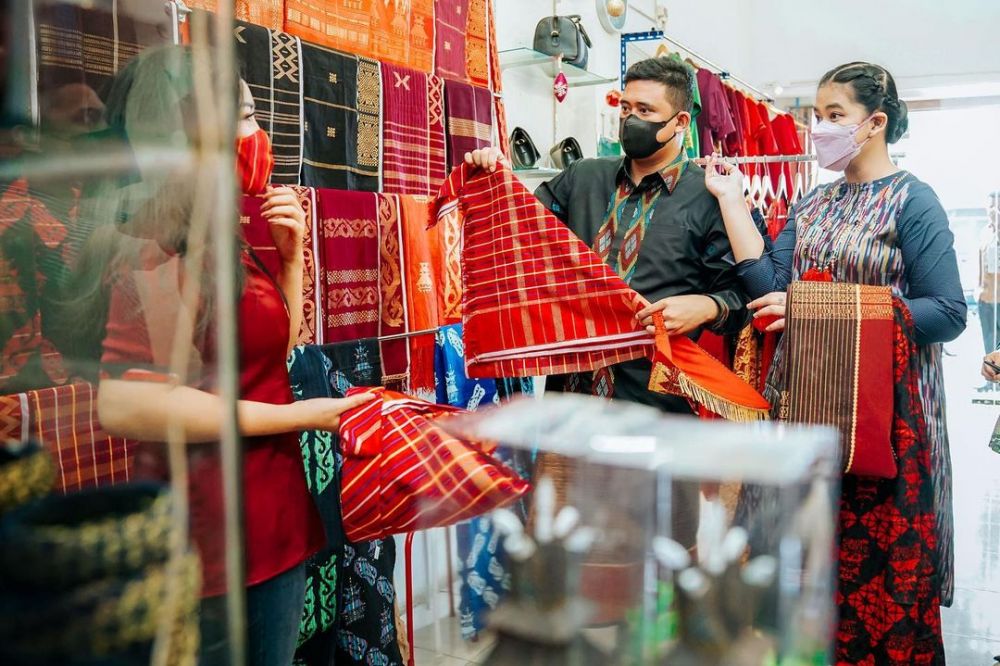 5 Gaya Kahiyang Ayu pakai kain ulos, dijadikan selendang hingga outer