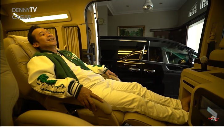 9 Potret mobil Denny Cagur usai modifikasi, ada tv hingga kulkas mini
