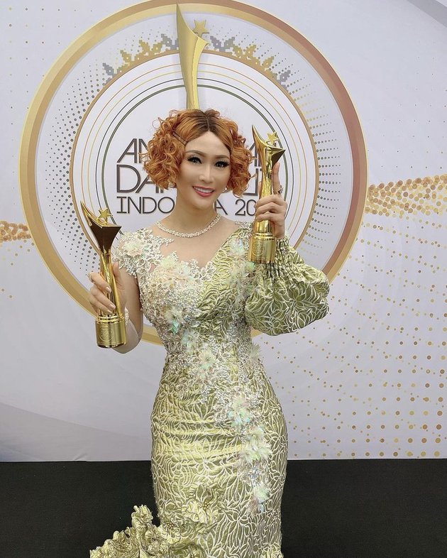 Gaya 7 penyanyi di Anugerah Dangdut Indonesia, Zaskia Gotik bak barbie