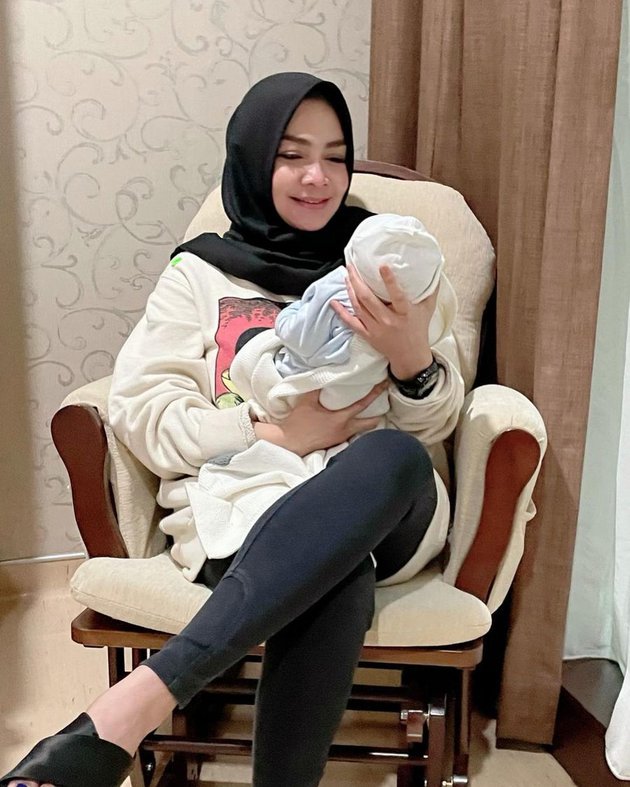 7 Momen keluarga Raffi Ahmad gendong baby R, Rafathar gemesin abis