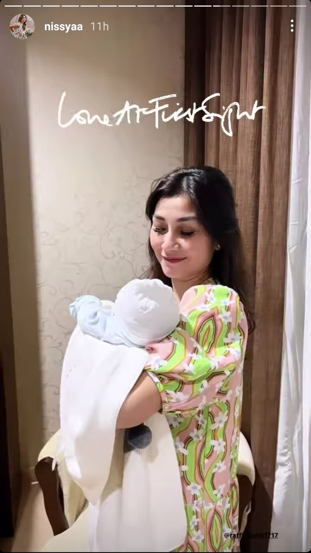7 Momen keluarga Raffi Ahmad gendong baby R, Rafathar gemesin abis