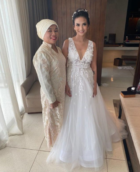 Penuh kehangatan, 7 foto kenangan mendiang Vanessa Angel & ibu mertua