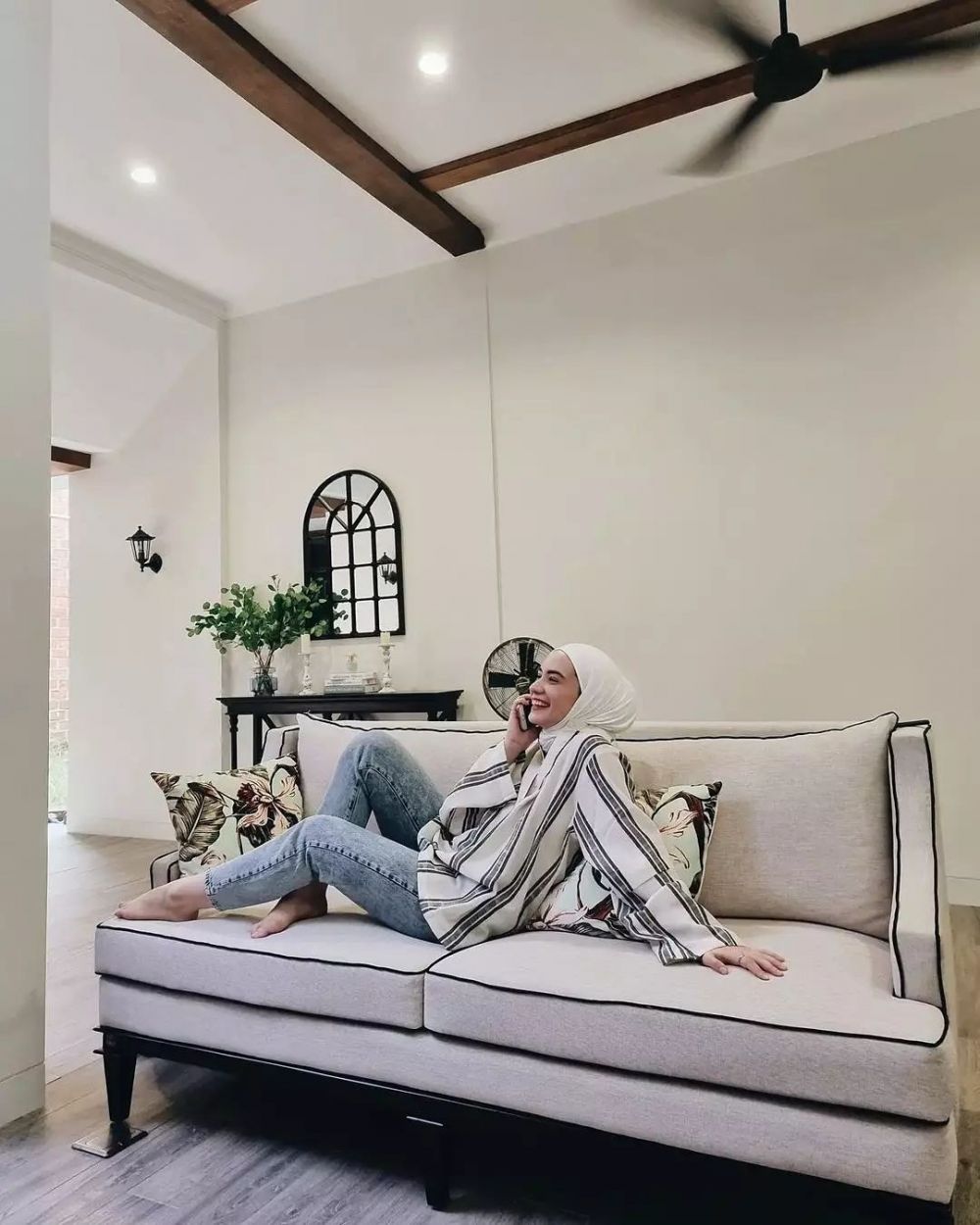 7 Potret isi dalam rumah Arya Saloka, banyak spot Instagramable