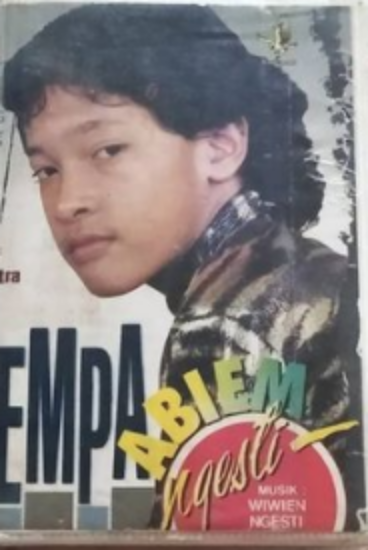 9 Gaya Abiem Ngesti 'Pangeran Dangdut' di cover album 90-an, ikonik