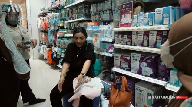9 Momen Aurel belanja peralatan bayi, ditemani Krisdayanti & Ashanty