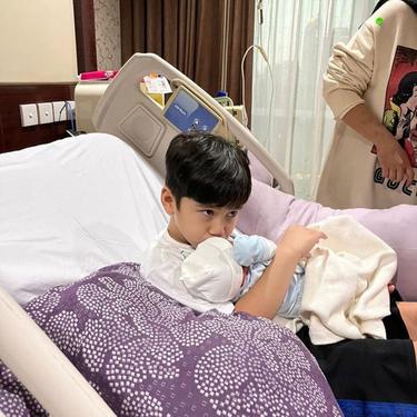 Momen Rafathar gendong adik bayinya ini so sweet