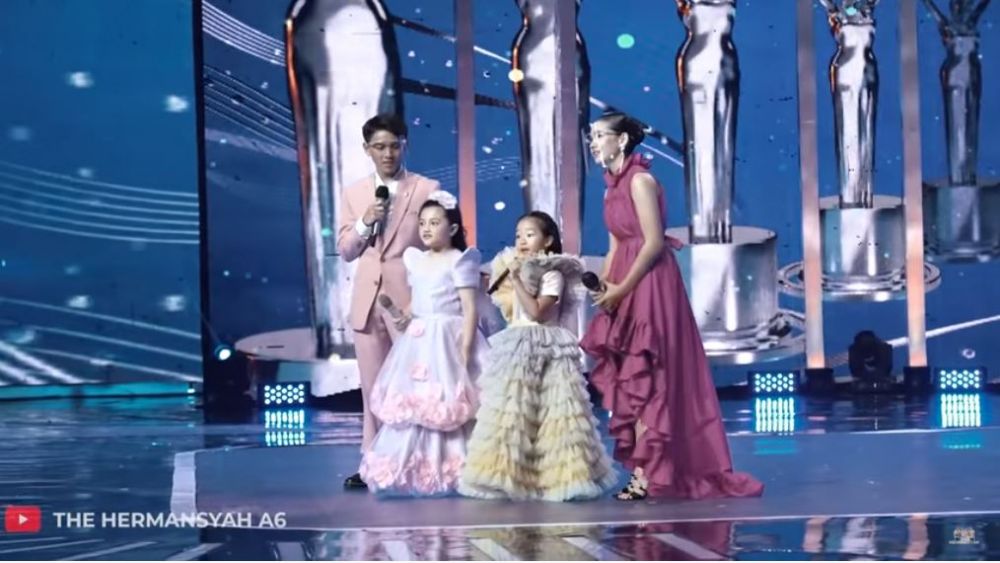 7 Gaya kece Thalia Onsu dan Arsy Hermansyah duet bareng di SCTV Awards