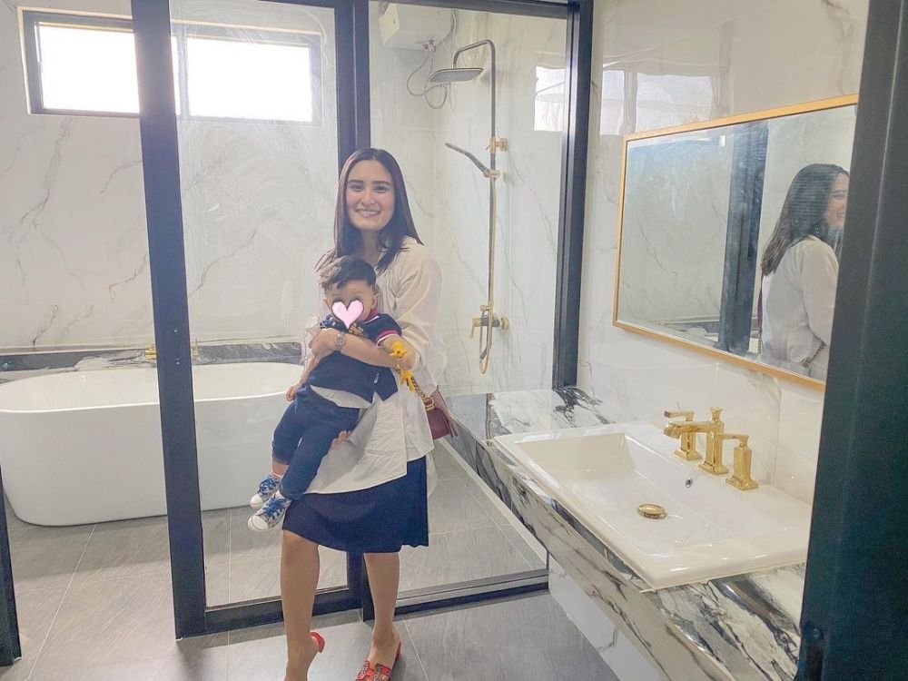 Mewah nuansa black white, intip 7 potret rumah baru Adly Fairuz