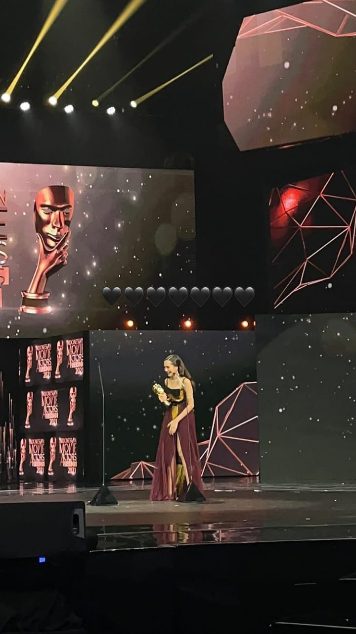 Borong 4 piala, ini 7 gaya Beby Tsabina di penghargaan IMA Awards 2021