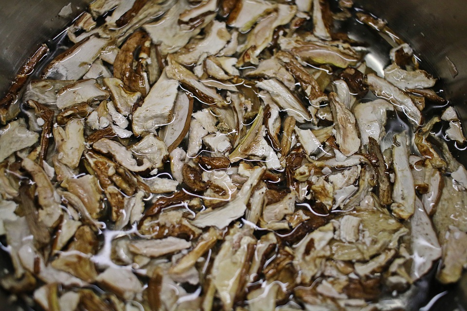 7 Cara menggoreng kerupuk singkong, renyah dan antibantat