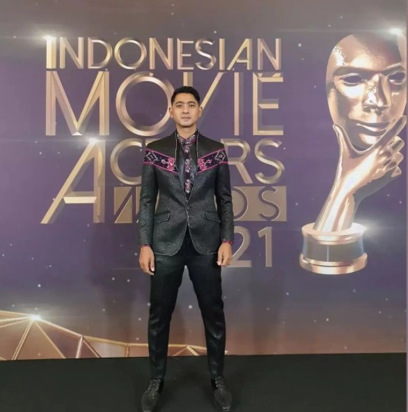7 Penampilan Arya Saloka di IMA Awards 2021, gagah dengan jas hitam