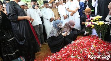 Diwarnai isak tangis keluarga, 9 momen pemakaman Ameer Azzikra