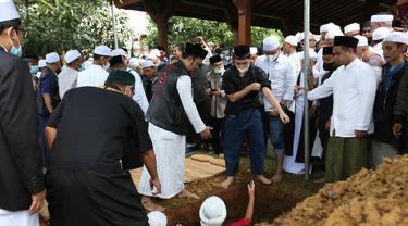 Diwarnai isak tangis keluarga, 9 momen pemakaman Ameer Azzikra