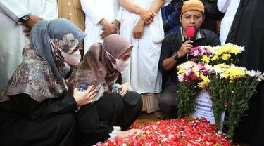 Diwarnai isak tangis keluarga, 9 momen pemakaman Ameer Azzikra