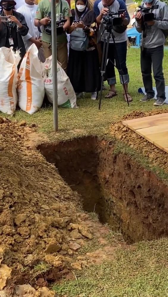 Diwarnai isak tangis keluarga, 9 momen pemakaman Ameer Azzikra