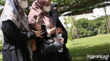 Diwarnai isak tangis keluarga, 9 momen pemakaman Ameer Azzikra