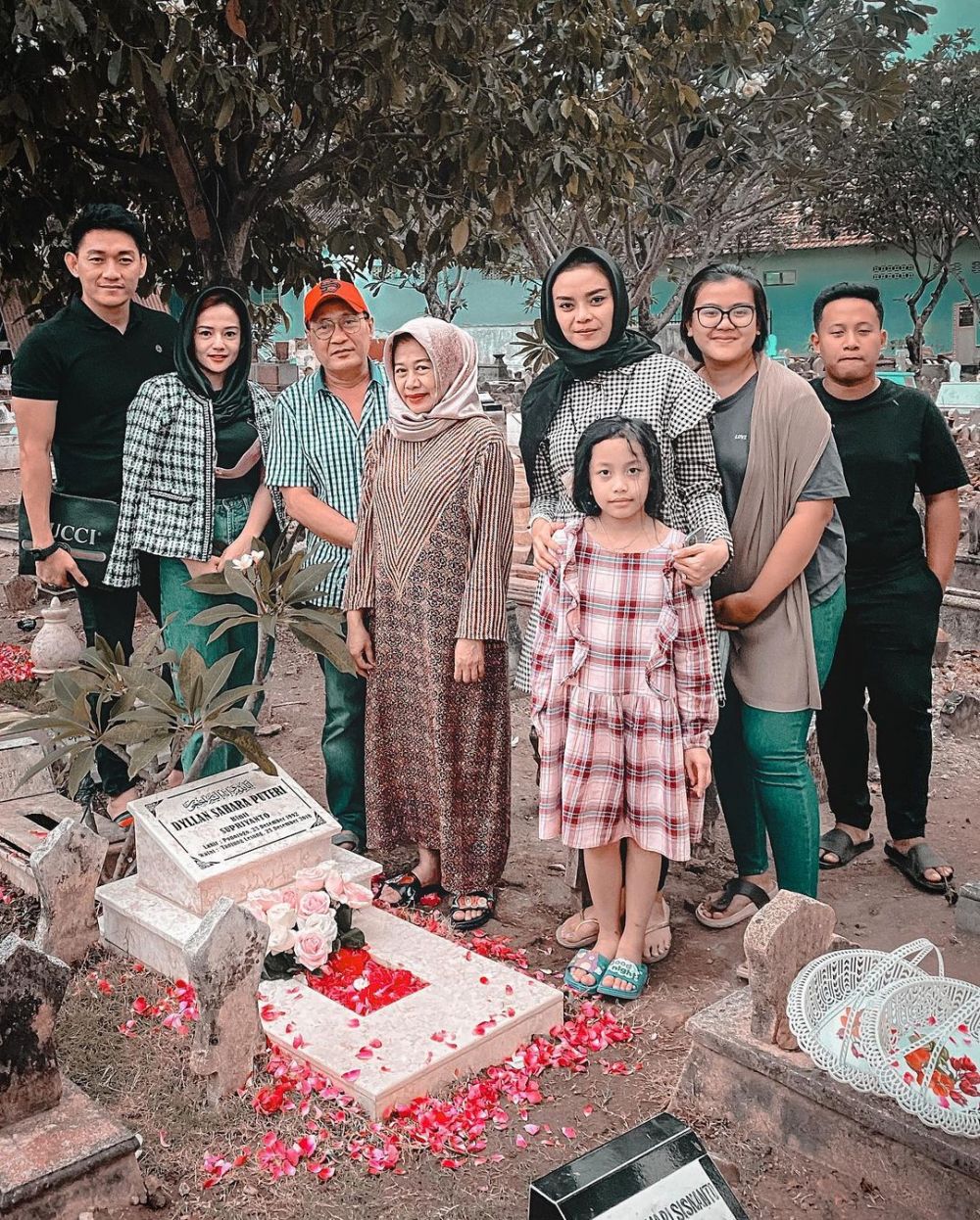 6 Momen Citra Monica temani Ifan ziarah ke makam mendiang istri