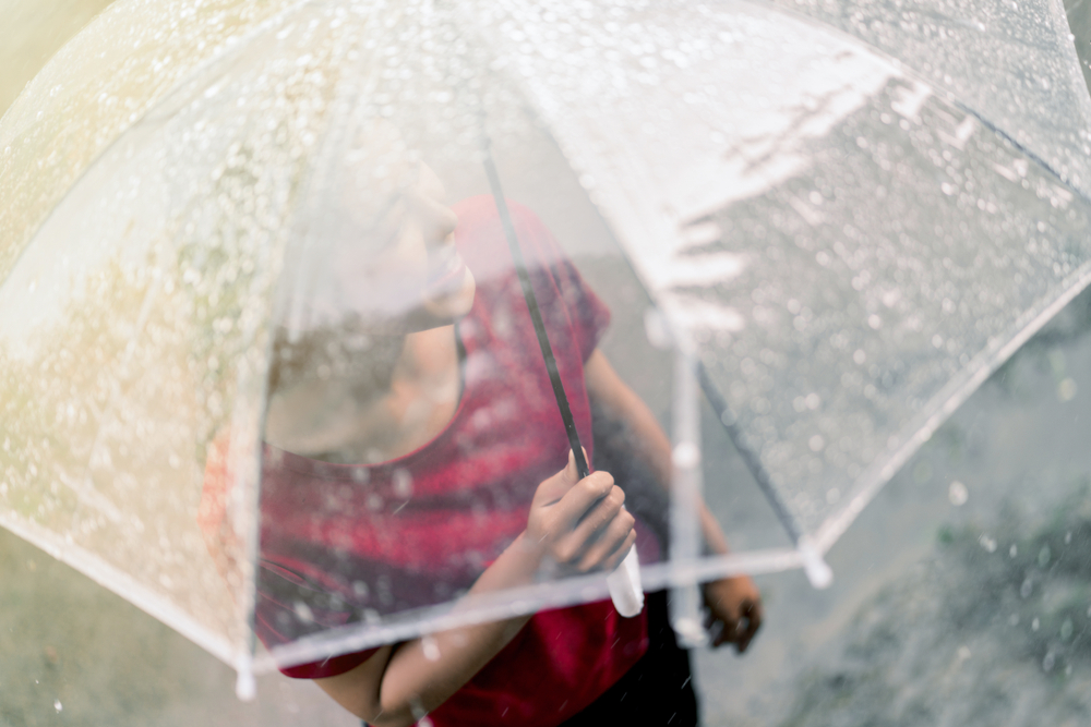 5 Trik memotret pakai HP saat hujan, hasilnya estetik