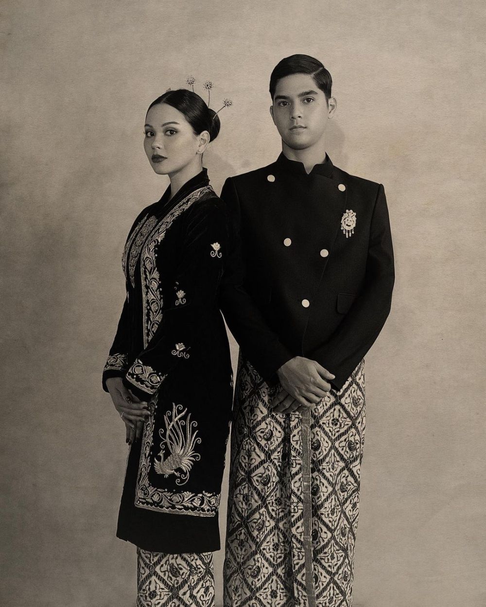 5 Gaya pemotretan Al Ghazali dan Alyssa Daguise pakai baju adat Jawa