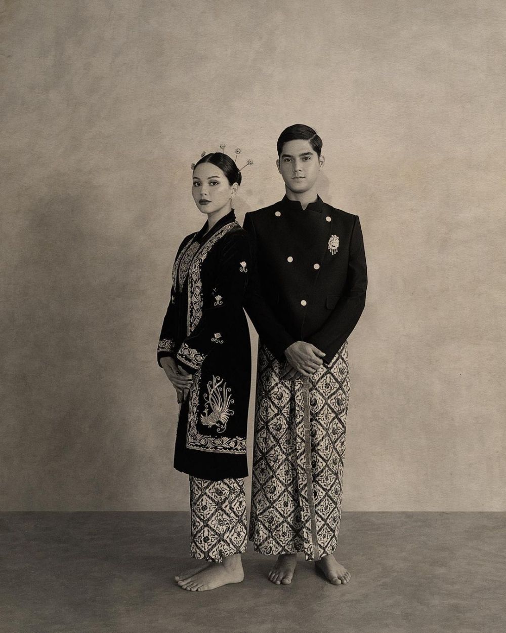 5 Gaya pemotretan Al Ghazali dan Alyssa Daguise pakai baju adat Jawa