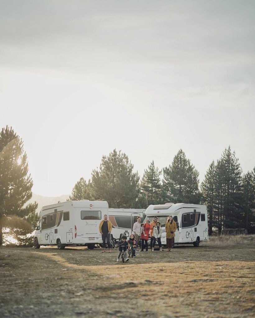 Momen 6 seleb road trip pakai campervan di luar negeri
