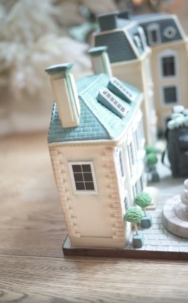 7 Potret detail kue ultah suami Sandra Dewi, bikin nggak tega makan