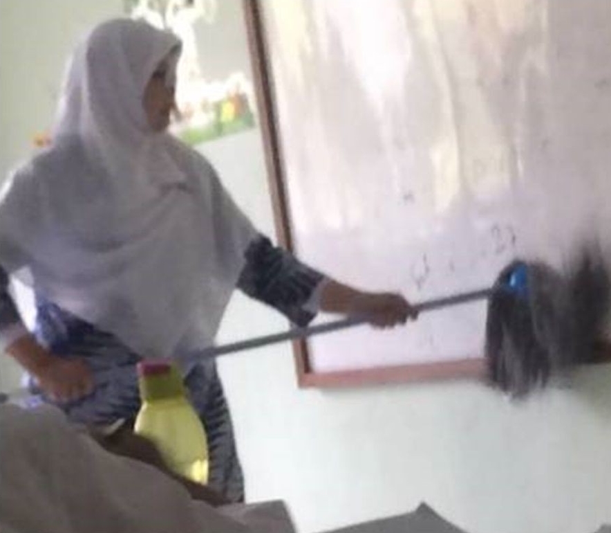 11 Momen lucu ibu-ibu pakai barang seadanya ini bikin heran