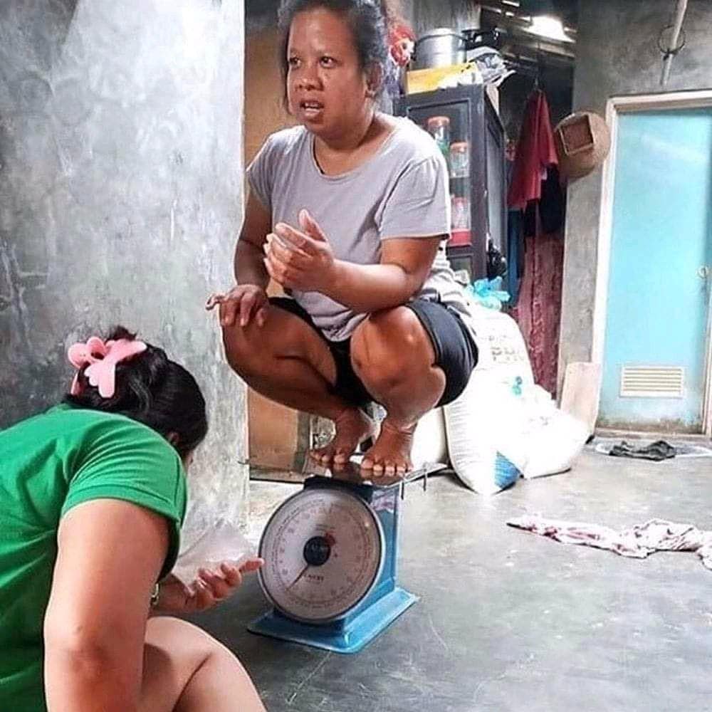 11 Momen lucu ibu-ibu pakai barang seadanya ini bikin heran