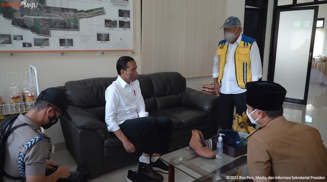 Momen kocak Jokowi bujuk Menteri PUPR beli sepatu, warnanya PU banget