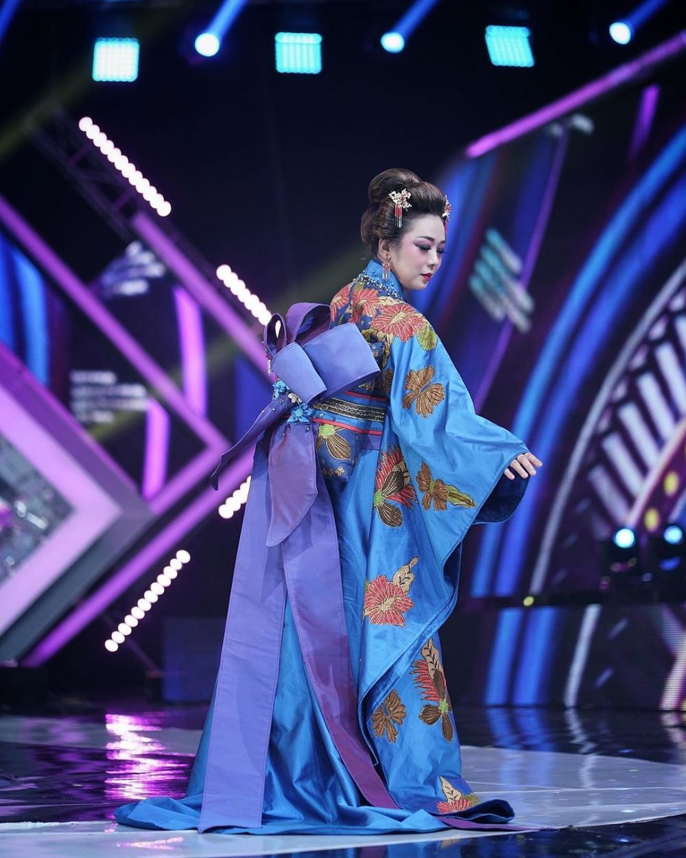 Biasa berkebaya, 7 potret Soimah pakai kimono ini nggak kalah anggun