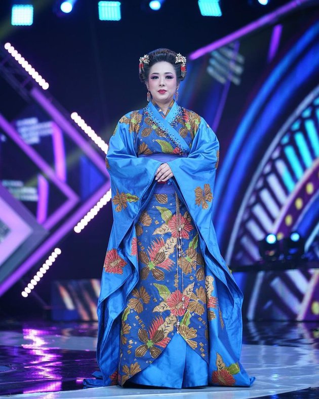Biasa berkebaya, 7 potret Soimah pakai kimono ini nggak kalah anggun