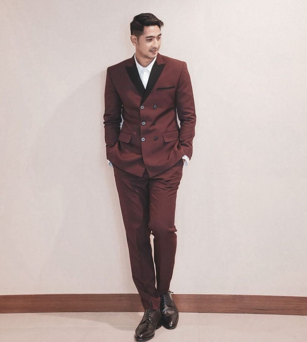 7 Gaya Arya Saloka di berbagai acara penghargaan, gagah dan elegan