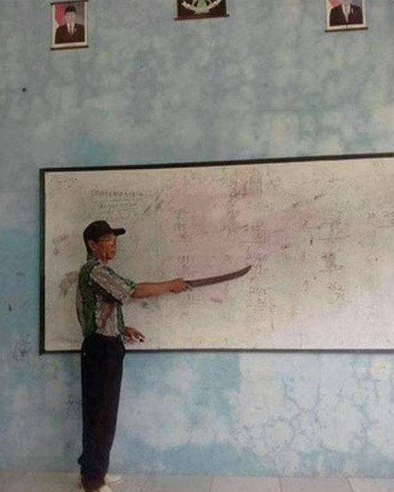 11 Benda nyeleneh di ruang kelas ini bikin yang lihat bingung