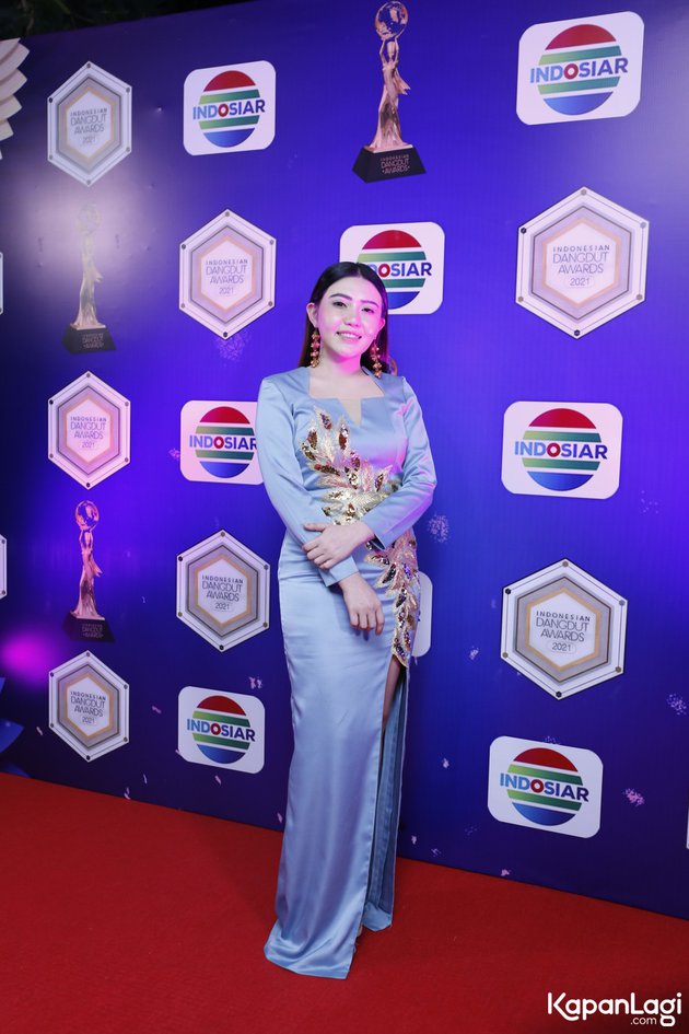 Gaya 9 seleb di Indonesian Dangdut Awards 2021, Lesty tampil elegan
