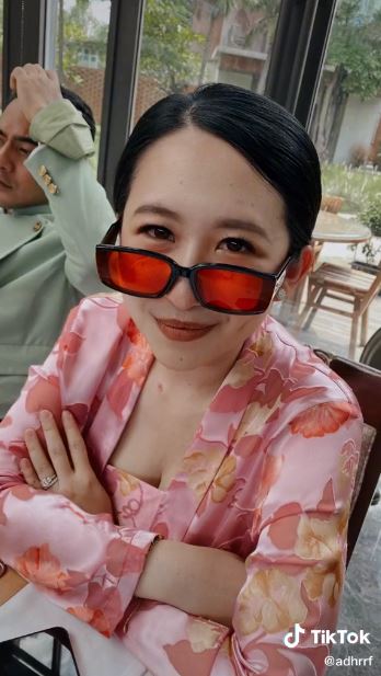 Pesona 7 bridesmaid di lamaran Vidi Aldiano, Renatta anggun berkebaya
