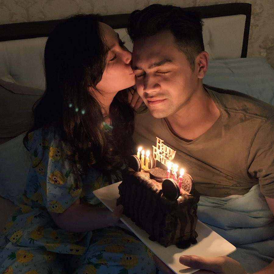 Potret kue ulang tahun 9 suami pesinetron, dihias jadi antimainstream