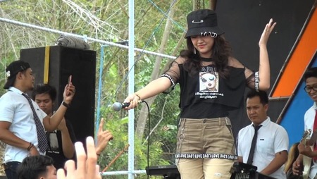7 Potret lawas Happy Asmara saat di orkes dangdut, kental makeup bold