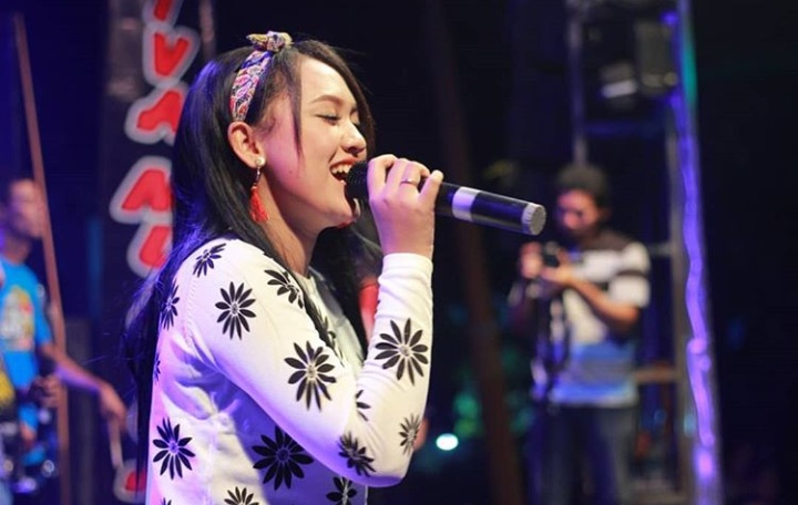 7 Potret lawas Happy Asmara saat di orkes dangdut, kental makeup bold