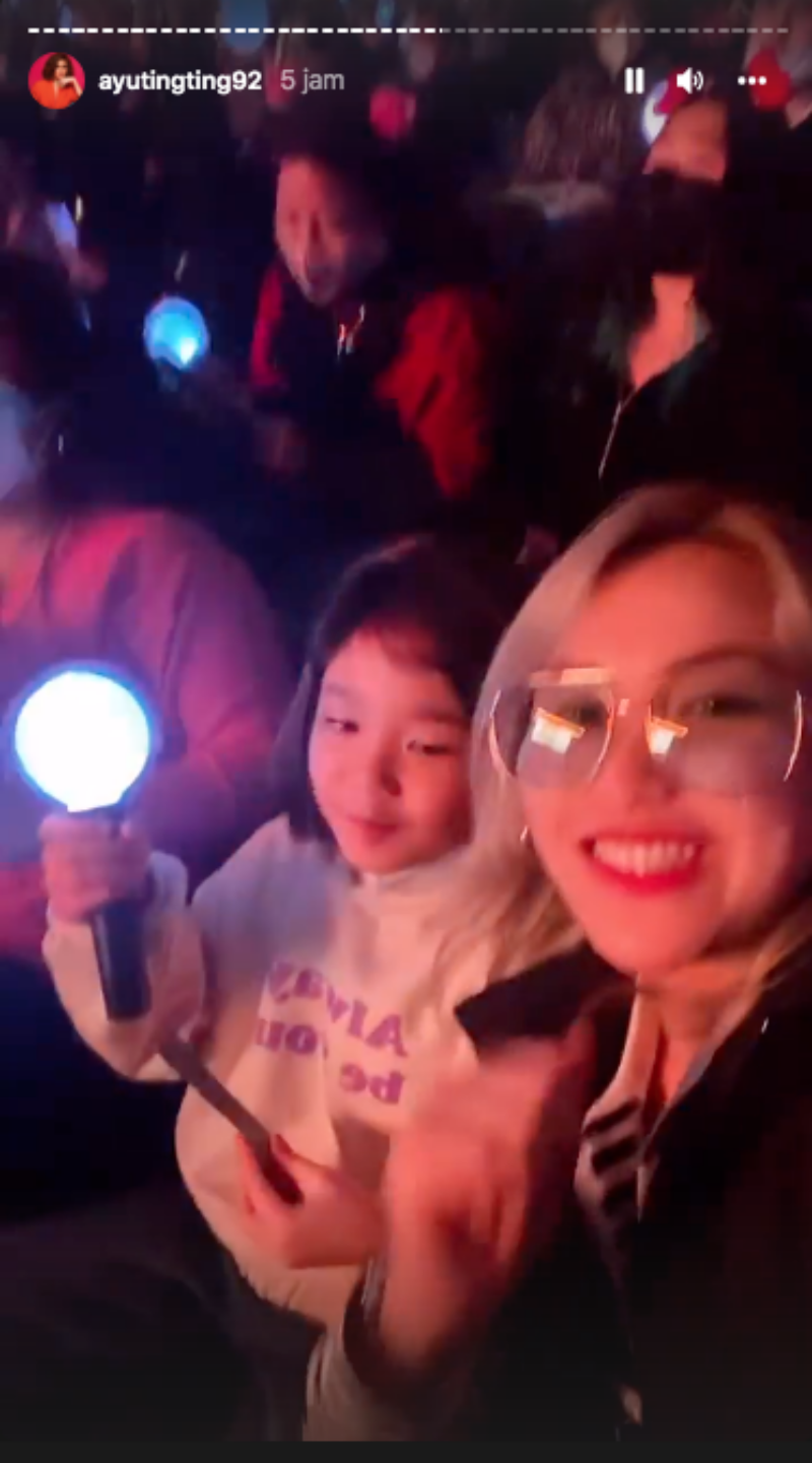 Tak segan ikut joget, 9 momen Ayu Ting Ting nonton konser BTS