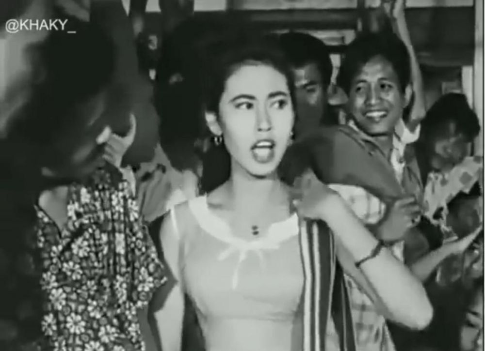 9 Potret lawas Aminah ‘Mak Nyak Si Doel’, gaya rambutnya khas banget