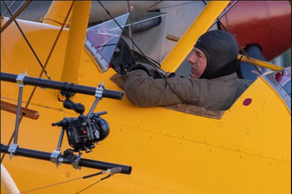 Aksi Tom Cruise bergelantung di sayap pesawat, bukti aktingnya total